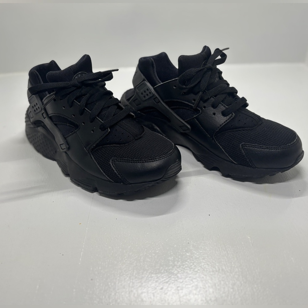 Nike Air Huarache Youth 7Y Triple Black Sneakers - Picture 3 of 12